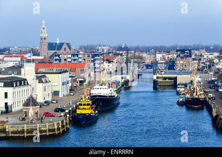 Città di Maassluis visto da una nave passando per la Nieuwe Waterweg Foto Stock