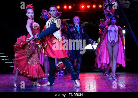 Il canto e la danza presso il Tropicana Club, Havana, Cuba Foto Stock