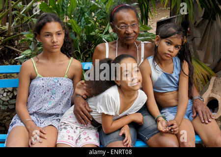 Donna anziana con i suoi tre nipoti, Pinar del Rio, Cuba Foto Stock