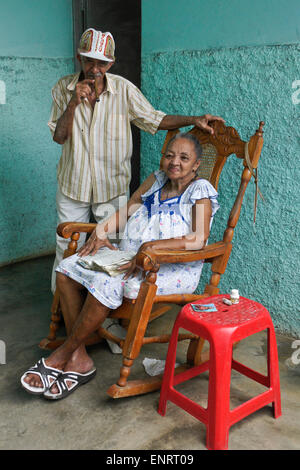 Coppia di anziani a casa, Pinar del Rio, Cuba Foto Stock