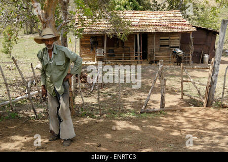 Il vecchio cowboy e la sua cabina in Valle de los Ingenios (Valle dei Mulini di zucchero), Trinidad, Cuba Foto Stock