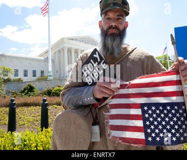 Alan Hoyle porta con sé una Bibbia Santa e la bandiera americana capovolta di fronte all'edificio della Corte Suprema degli Stati Uniti - Washington, DC USA Foto Stock