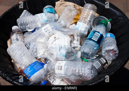 Plastica bottiglie d'acqua in pubblico bidone dei rifiuti - USA Foto Stock