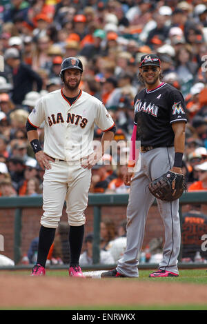 San Francisco, CA. Il 10 maggio, 2015. San Francisco Giants primo baseman Brandon cinghia (9) e Miami Marlins primo baseman Michael morse (38) converse durante la MLB baseball gioco tra San Francisco Giants e il Miami Marlins presso AT&T Park di San Francisco, CA. La San Francisco Giants ha sconfitto il Miami Marlins 3-2. Photo credit: Stan Szeto/CSM/Alamy Live News Foto Stock