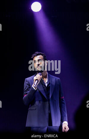 Torino, Italia. Il 10 maggio, 2015. Cantante italiana di song-scrittore Marco Mengoni esegue in un live sold-out concerto al Pala Alpitour. Il suo ultimo album intitolato "Parole in circolo', dove prende il nome di tour. © Elena Aquila/Pacific Press/Alamy Live News Foto Stock