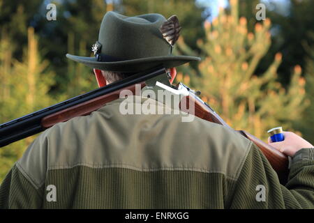 Un cacciatore di assumersi la sua pistola shot Foto Stock