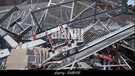 Grande griglia di ferro e il materiale ferroso in discarica di oggetti metallici Foto Stock