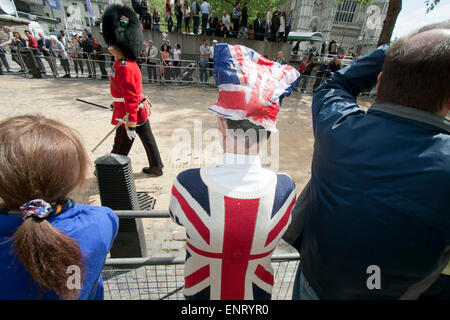 Westminster, Londra, Regno Unito. Il 10 maggio, 2015. Dignitari politici e frequentare il settantesimo anniversario del giorno ve a Westminster Abbey seguita comprare una parata a cavallo le protezioni e un credito flypast: amer ghazzal/Alamy Live News Foto Stock