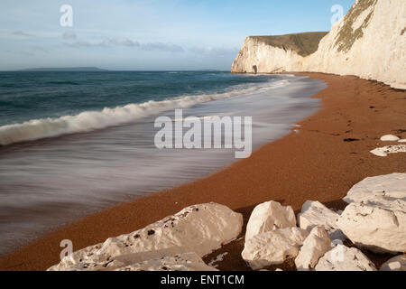 La marea spazzolamento nel vicino Bat sulla testa del Giurassico costa, Dorset, Regno Unito. Foto Stock