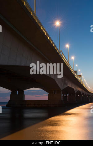 La seconda Severn Crossing, portando l'autostrada M4, collegando in Inghilterra e nel Galles, illuminate al tramonto. Foto Stock