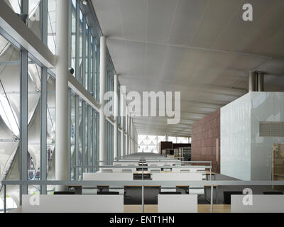 Aree di lettura con ampia luce diurna. King Fahad Biblioteca Nazionale, Riyadh, Arabia Saudita. Architetto: Gerber Architekten, 2013. Foto Stock