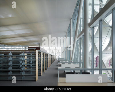 Aree di lettura con scaffali per libri su ex padiglione. King Fahad Biblioteca Nazionale, Riyadh, Arabia Saudita. Architetto: Gerber Architekten, Foto Stock