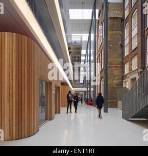 L'Arcade, una tripla altezza spazio di circolazione. Regent High School di Londra, Regno Unito. Architetto: Walters e Cohen Ltd, 201 Foto Stock