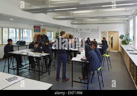 Classe durante la lezione. Regent High School di Londra, Regno Unito. Architetto: Walters e Cohen Ltd, 2015. Foto Stock