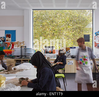 Scuola d'arte durante la lezione. Regent High School di Londra, Regno Unito. Architetto: Walters e Cohen Ltd, 2015. Foto Stock