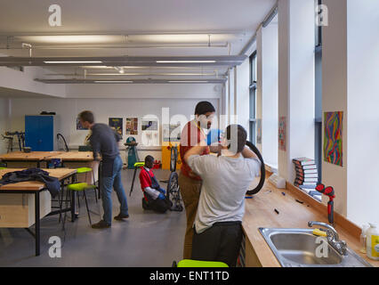 Workshop classe durante la lezione. Regent High School di Londra, Regno Unito. Architetto: Walters e Cohen Ltd, 2015. Foto Stock