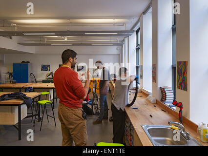 Workshop classe durante la lezione. Regent High School di Londra, Regno Unito. Architetto: Walters e Cohen Ltd, 2015. Foto Stock