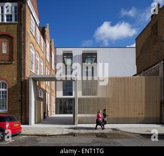 Cancello di ingresso su Chalton Street. Regent High School di Londra, Regno Unito. Architetto: Walters e Cohen Ltd, 2015. Foto Stock