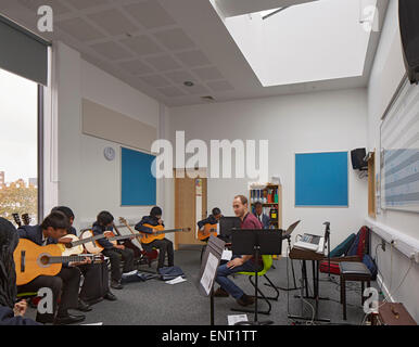 Classe di musica durante la lezione. Regent High School di Londra, Regno Unito. Architetto: Walters e Cohen Ltd, 2015. Foto Stock