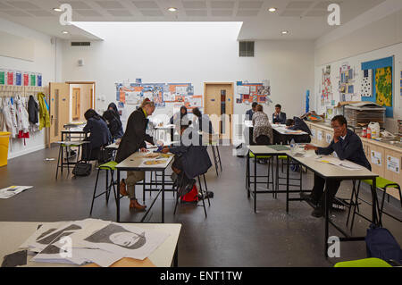 Scuola d'arte durante la lezione. Regent High School di Londra, Regno Unito. Architetto: Walters e Cohen Ltd, 2015. Foto Stock