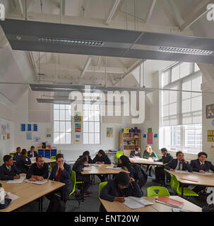 Vittoriano ristrutturato classe durante la lezione. Regent High School di Londra, Regno Unito. Architetto: Walters e Cohen Ltd, 201 Foto Stock