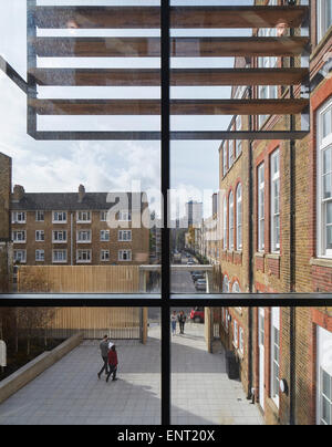 Vista in elevazione dalla libreria al cancello di ingresso su Chalton Street. Regent High School di Londra, Regno Unito. Architetto: Walters un Foto Stock