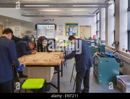 Workshop classe durante la lezione. Regent High School di Londra, Regno Unito. Architetto: Walters e Cohen Ltd, 2015. Foto Stock