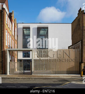 Cancello di ingresso su Chalton Street. Regent High School di Londra, Regno Unito. Architetto: Walters e Cohen Ltd, 2015. Foto Stock