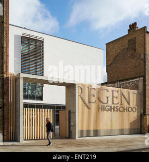 Cancello di ingresso su Chalton Street con la scuola del digital signage. Regent High School di Londra, Regno Unito. Architetto: Walters e Cohen Foto Stock