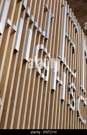 Dettaglio della scuola del digital signage sulla recinzione di legno. Regent High School di Londra, Regno Unito. Architetto: Walters e Cohen Ltd, 2015. Foto Stock