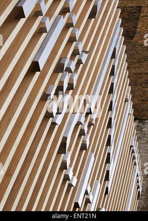 Dettaglio della scuola del digital signage sulla recinzione di legno. Regent High School di Londra, Regno Unito. Architetto: Walters e Cohen Ltd, 2015. Foto Stock