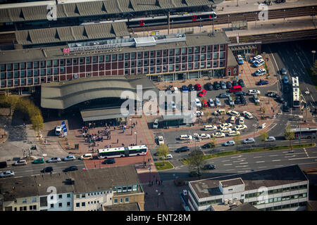 La stazione ferroviaria centrale di Bochum con la stazione e il piazzale antistante, Bochum Ruhr, Nord Reno-Westfalia, Germania Foto Stock