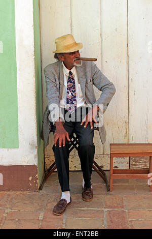 Anziani uomo cubano con un grande sigaro divertente i turisti, Trinidad, Cuba Foto Stock