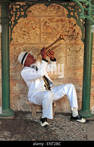 Tromba cubana player esegue in un piccolo parco, Havana, Cuba Foto Stock