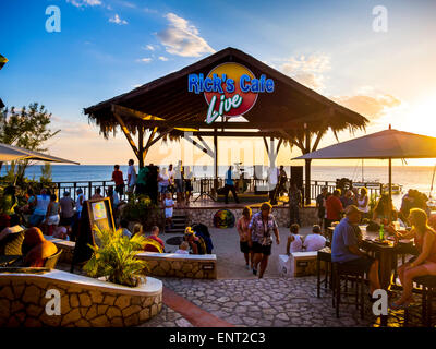 Rick's Cafe, ben nota posizione sulla spiaggia di Negril, Regione Westmoreland, Giamaica Foto Stock