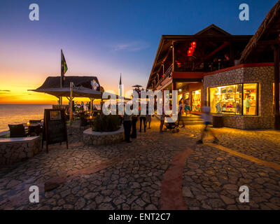 Rick's Cafe, ben nota posizione sulla spiaggia di Negril, Regione Westmoreland, Giamaica Foto Stock