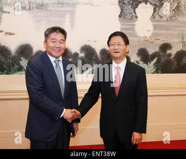 Pechino, Cina. 11 Maggio, 2015. Meng Jianzhu(R), un membro dell'ufficio politico del Partito Comunista della Cina (CPC) Comitato centrale ed anche il capo della commissione per la politica e gli affari legali della CPC Comitato Centrale, incontra Tsagaandari Enkhtuvshin, segretario generale della Mongolia il Consiglio di sicurezza nazionale, a Pechino, capitale della Cina, 11 maggio 2015. © Ding Lin/Xinhua/Alamy Live News Foto Stock