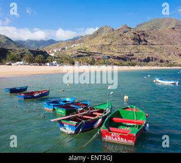 Spiaggia di Las Teresitas vicino a Santa Cruz Tenerife con Anaga montagne in distanza. Isole Canarie Spagna Foto Stock