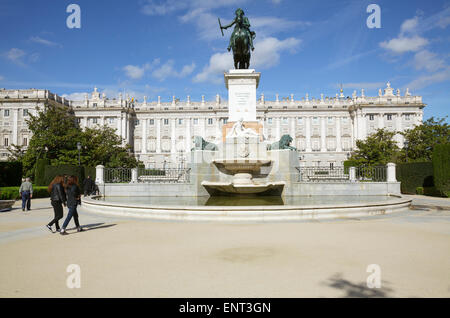 Il Palazzo Reale con la statua di Filippo IV da Plaza de Oriente, Madrid, Spagna Foto Stock