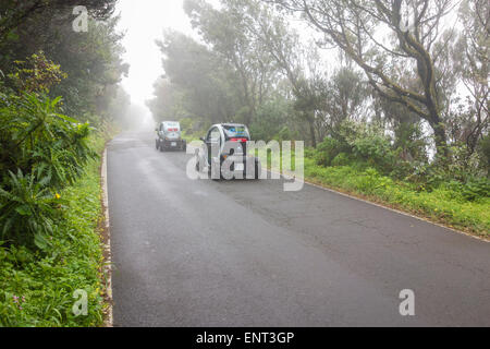 Renault Twizy electric noleggio auto sulla strada di montagna nelle montagne di Anaga su Tenerife, Isole Canarie, Spagna Foto Stock