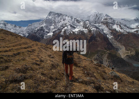 Trekking attraverso da Annapurna 3 (7555m) e Gangapurna (7545m), circuito di Annapurna, Nepal Foto Stock