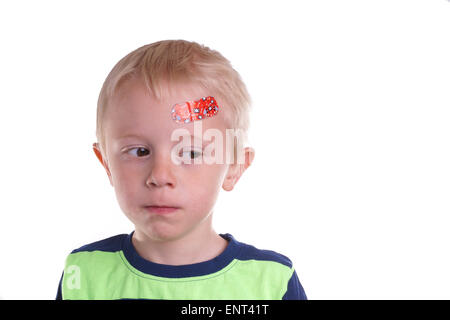 Il bambino ottiene il pregiudizio sulla fronte ha un cerotto sulla ferita in modo che possa guarire Foto Stock