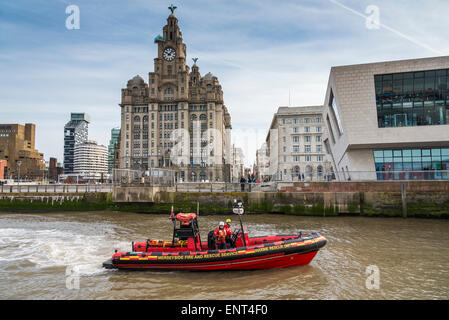 Merseyside fuoco e di salvataggio Service Marine unità di salvataggio lanciare al Liverpool pierhead con il Royal Liver Building dietro. Foto Stock