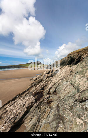 Paesaggi drammatici di spiaggia e costa e Carn Llidi a Whitesands Bay, Pembrokeshire Coast National Park, Galles UK nel mese di maggio Foto Stock