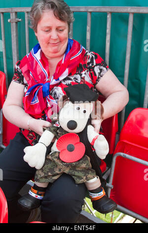 Londra REGNO UNITO. Il 10 maggio 2015. Carattere di commedia Gromit assiste il settantesimo anniversario del giorno ve a Horse Guards Credito: amer ghazzal/Alamy Live News Foto Stock