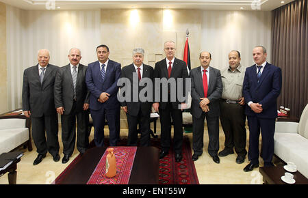 Ramallah, West Bank, Territorio palestinese. 11 Maggio, 2015. Il Primo Ministro palestinese, Rami Hamdallah, riceve la relazione annuale per il pensionamento dell'Autorità palestinese in Cisgiordania città di Ramallah il Maggio 11, 2015 © il primo ministro Offic/immagini APA/ZUMA filo/Alamy Live News Foto Stock