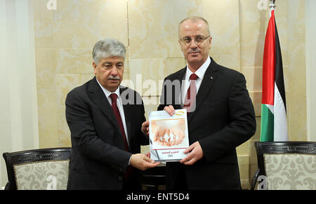 Ramallah, West Bank, Territorio palestinese. 11 Maggio, 2015. Il Primo Ministro palestinese, Rami Hamdallah, riceve la relazione annuale per il pensionamento dell'Autorità palestinese in Cisgiordania città di Ramallah il Maggio 11, 2015 © il primo ministro Offic/immagini APA/ZUMA filo/Alamy Live News Foto Stock