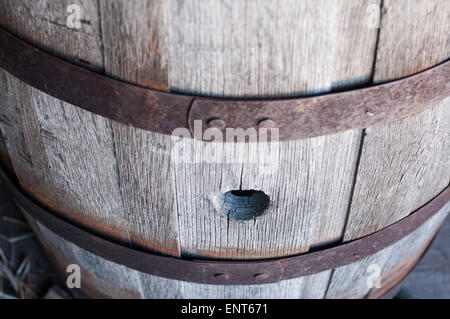 Un vecchio Barile di legno con rollbar arrugginito Foto Stock