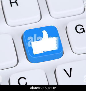 Concetto di Internet come icona pulsante simbolo pollice in alto social media o di rete sulla tastiera del computer Foto Stock