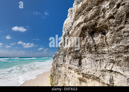 Oceano con le onde e le rocce sulla spiaggia caraibica Foto Stock